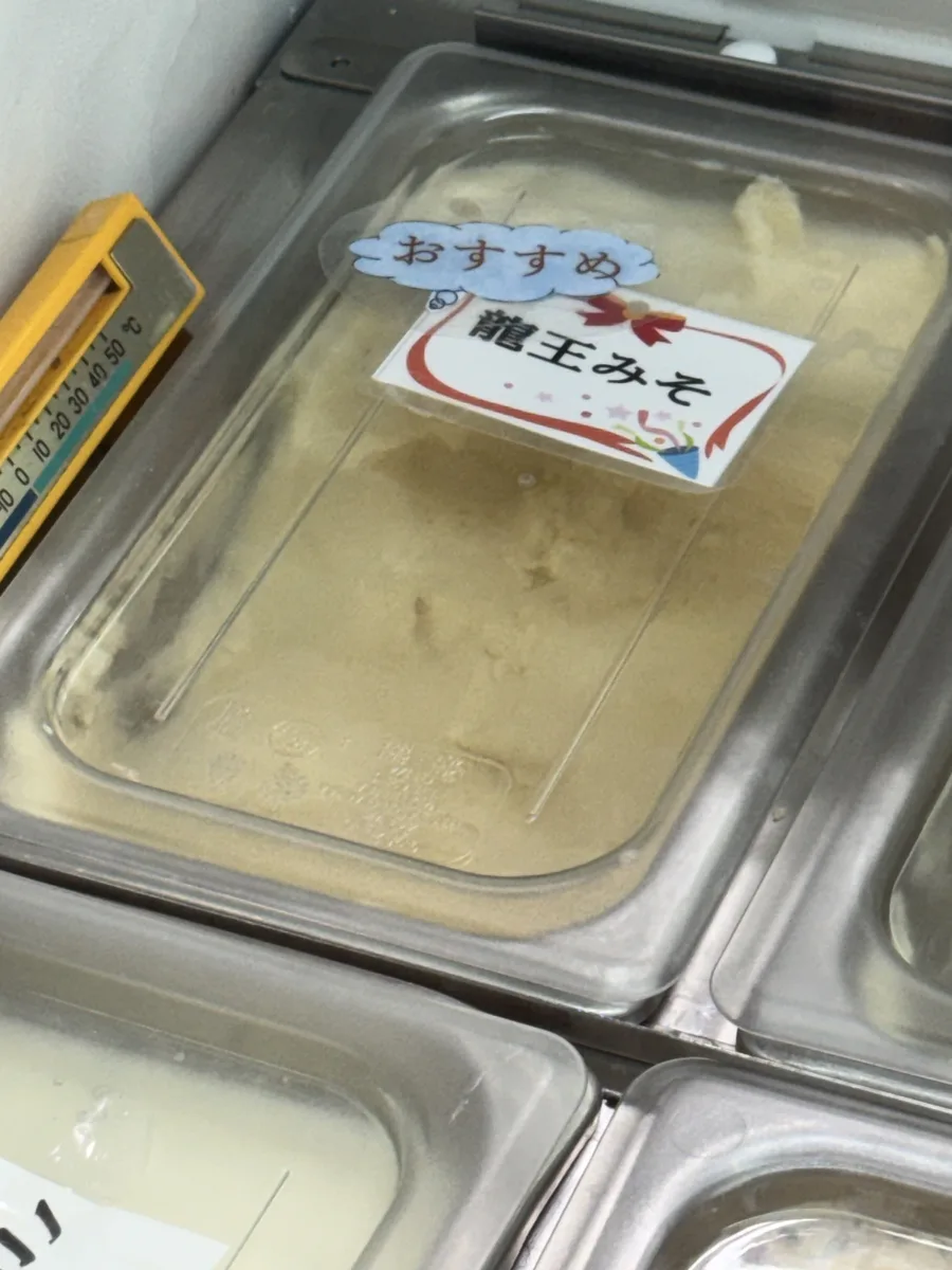 冰淇淋櫃內的「龍王みそ」標籤上還寫著「推薦」。
