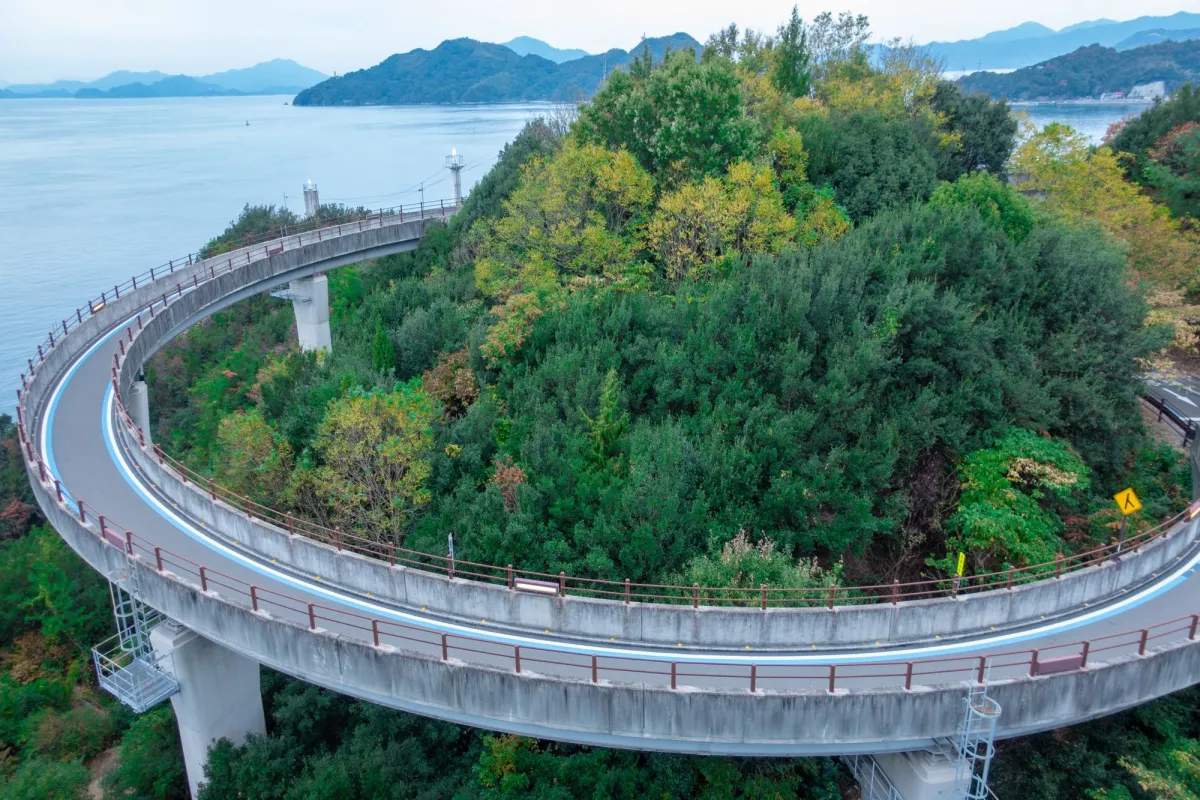 從島上道路盤旋爬升到橋面高度的環狀自行車坡道